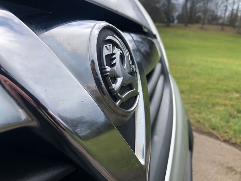 VAUXHALL VIVARO
