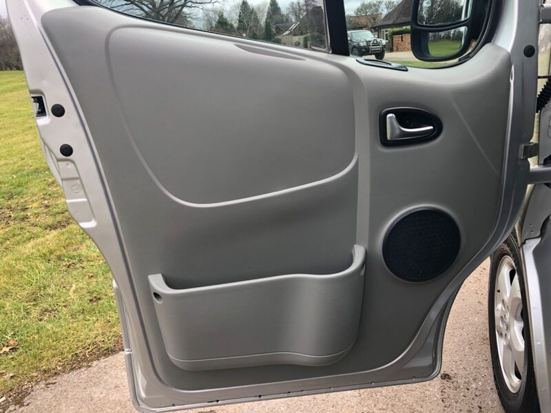 VAUXHALL VIVARO