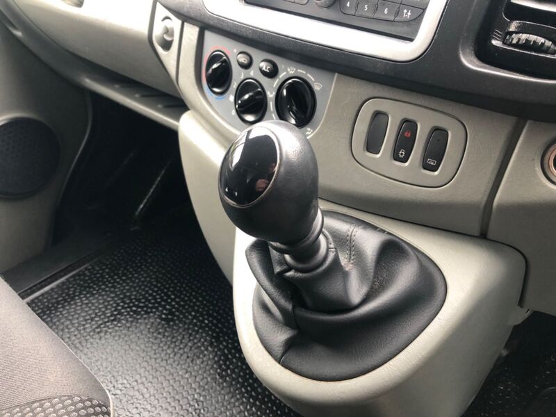 VAUXHALL VIVARO